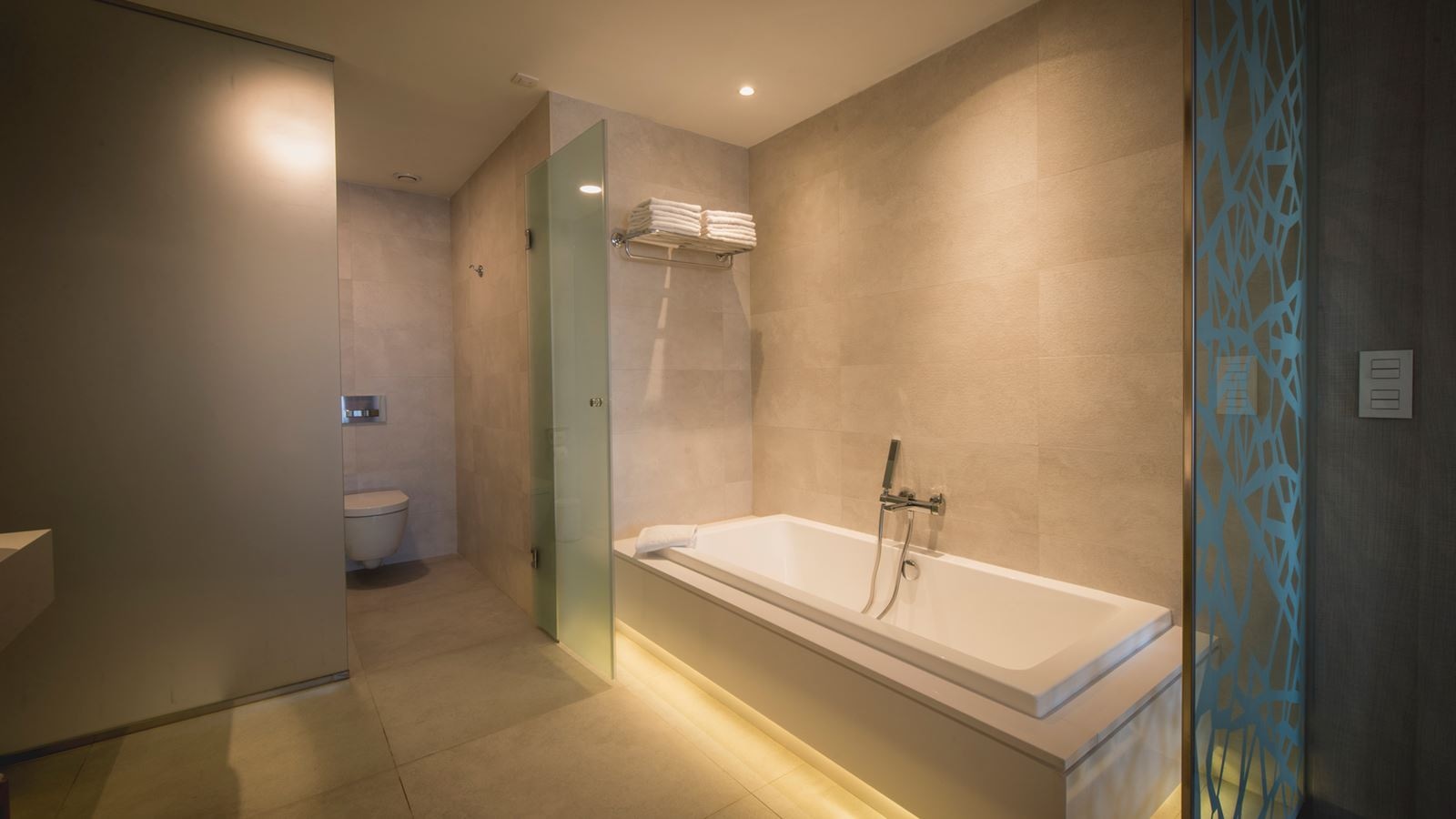 rooms-family-master-suite-balcony-or-terrace