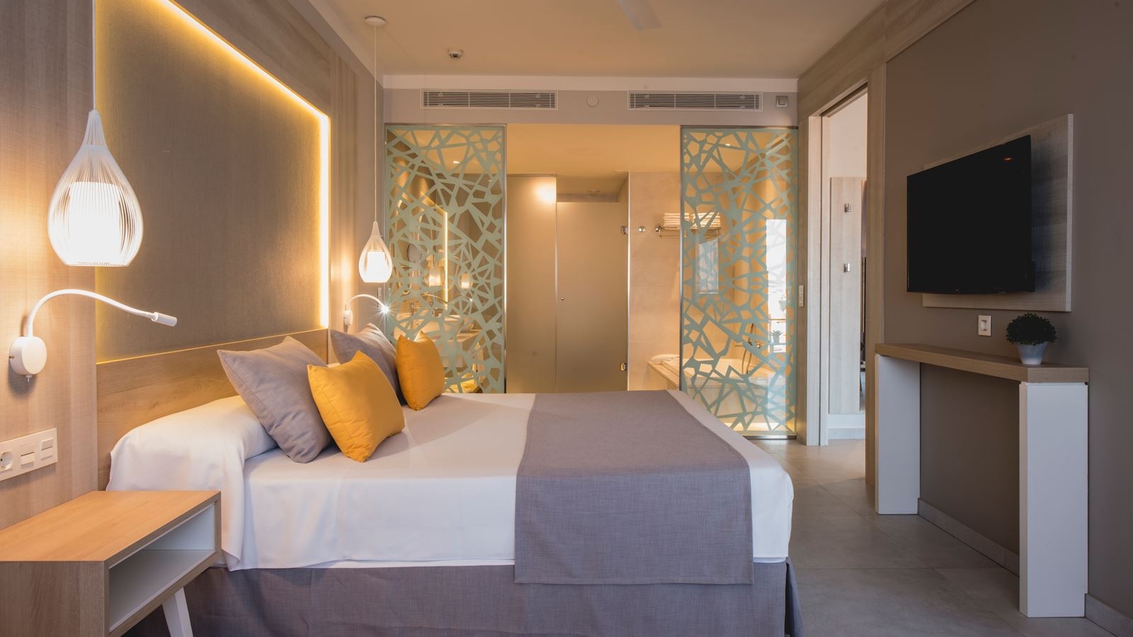 rooms-family-master-suite-balcony-or-terrace