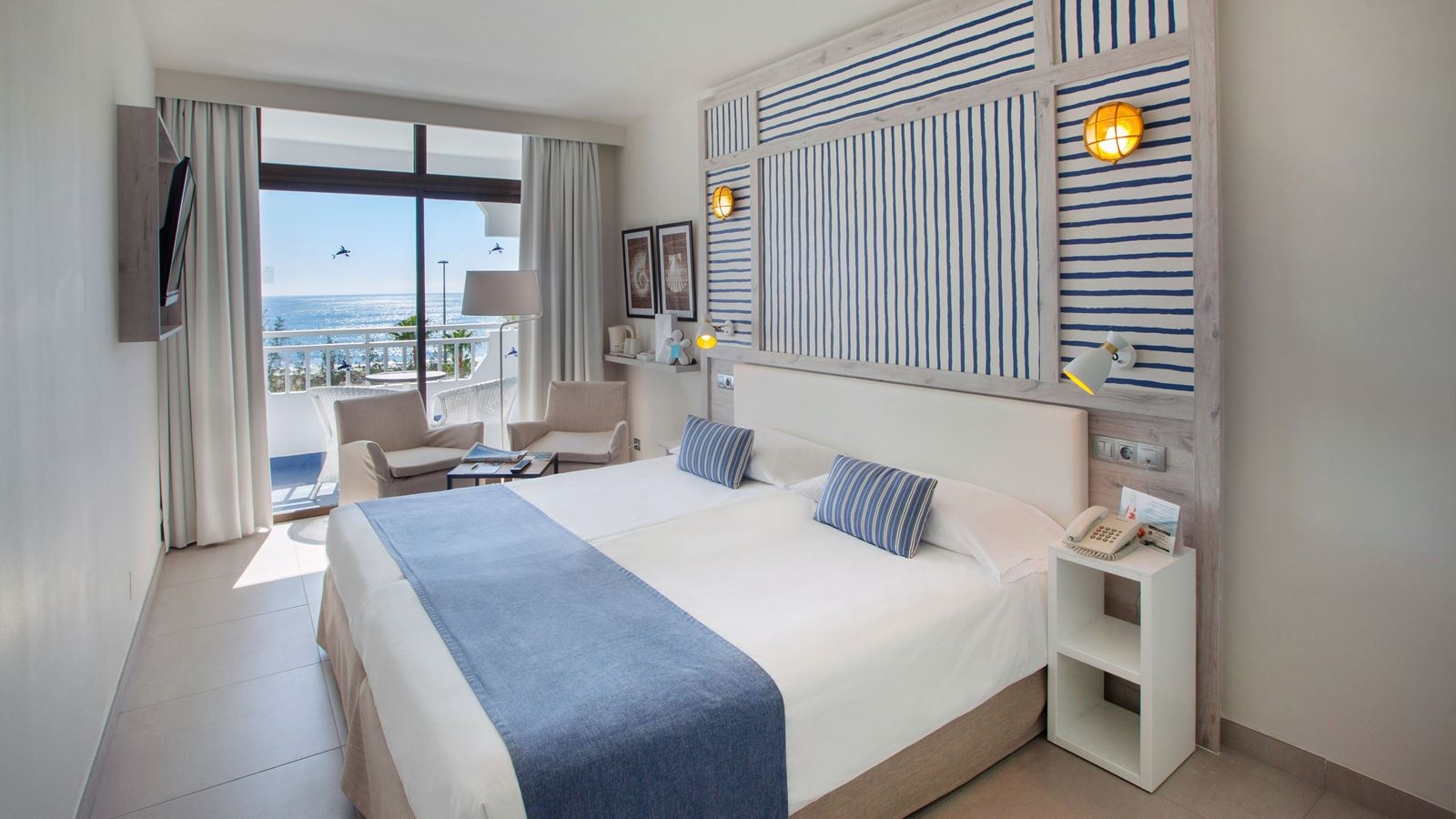 rooms-ddev-deluxe-room-with-balcony