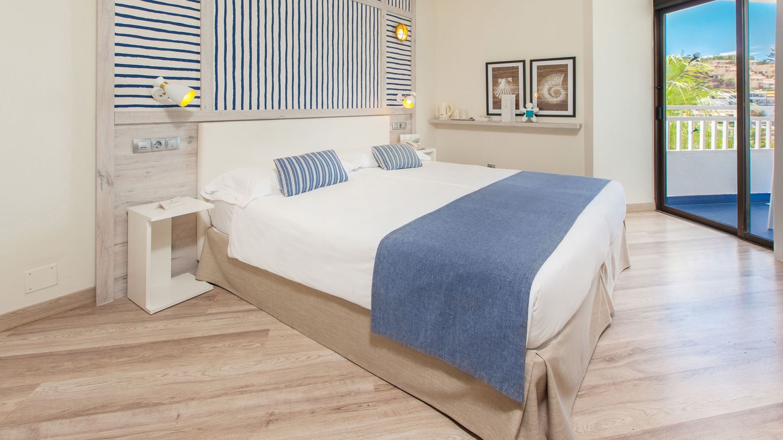 rooms-ses-senior-suite-with-garden-or-side-sea-view-balcony