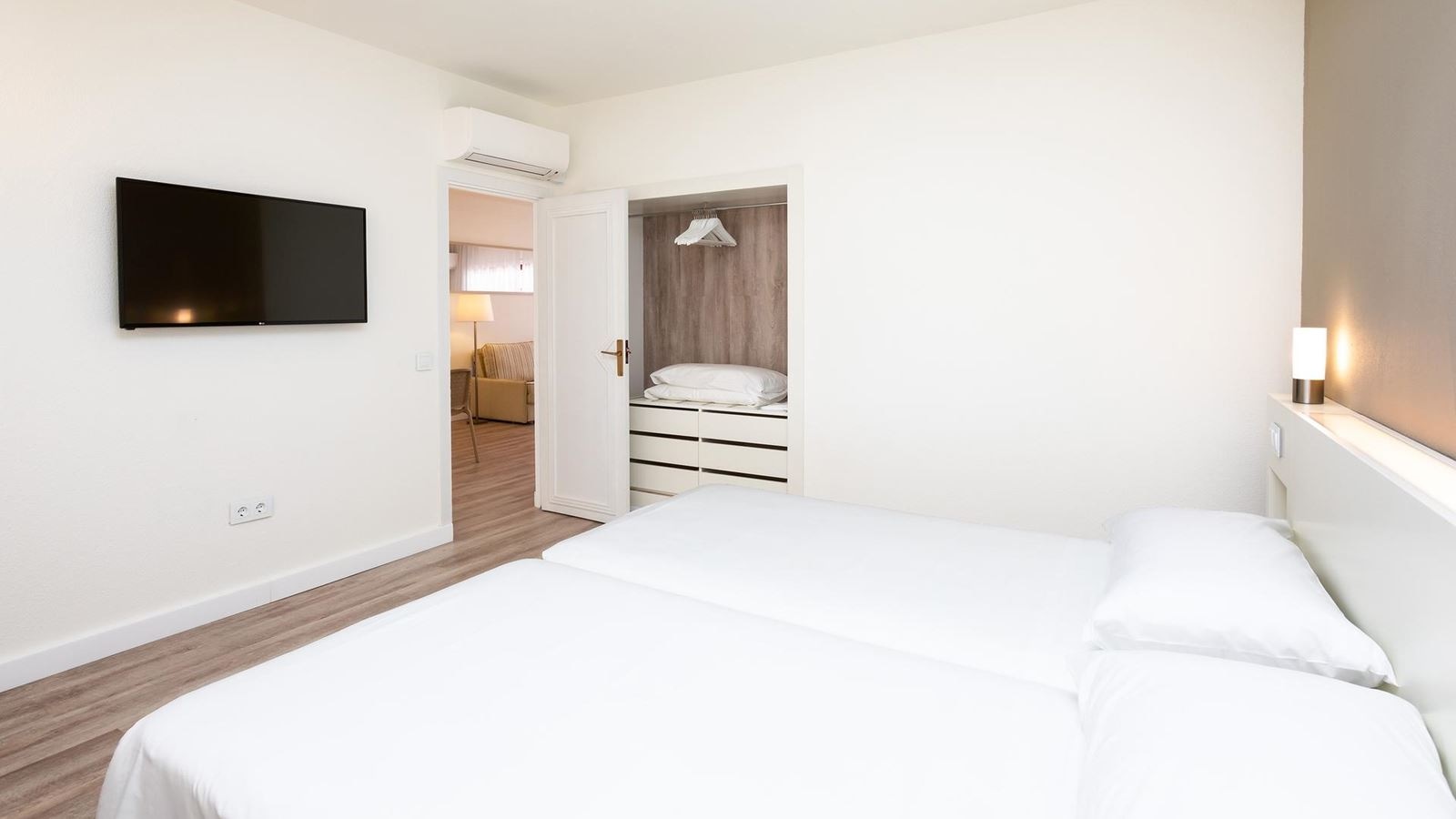 rooms-1-bedroom-apartment-balcony-or-terrace