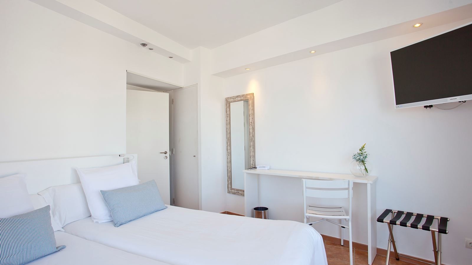 rooms-db--twin-room-balcony-or-terrace