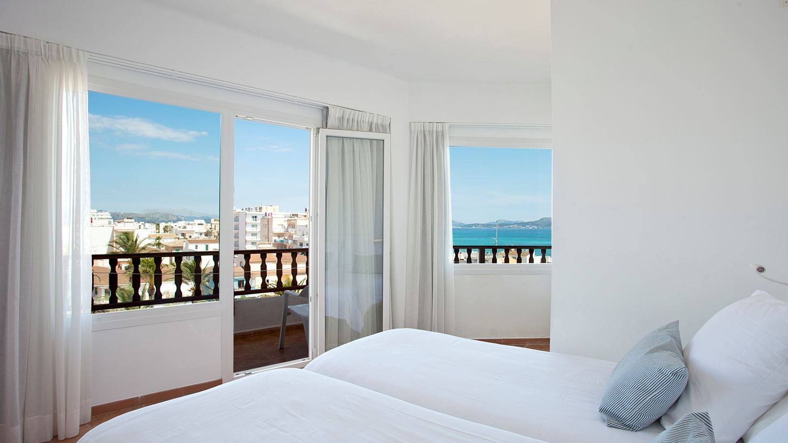 rooms-db--twin-room-balcony-or-terrace