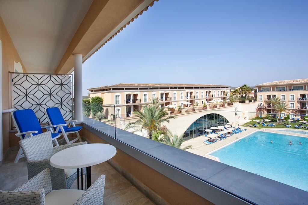 rooms-suite-swimming-pool-view-balcony