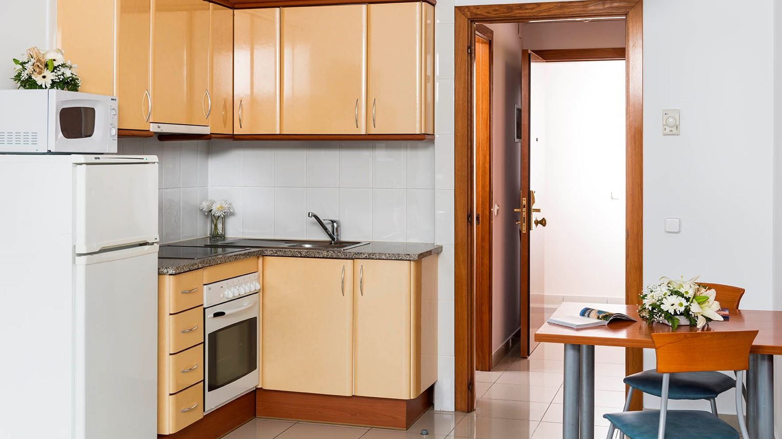 rooms-studio-room-pool-view