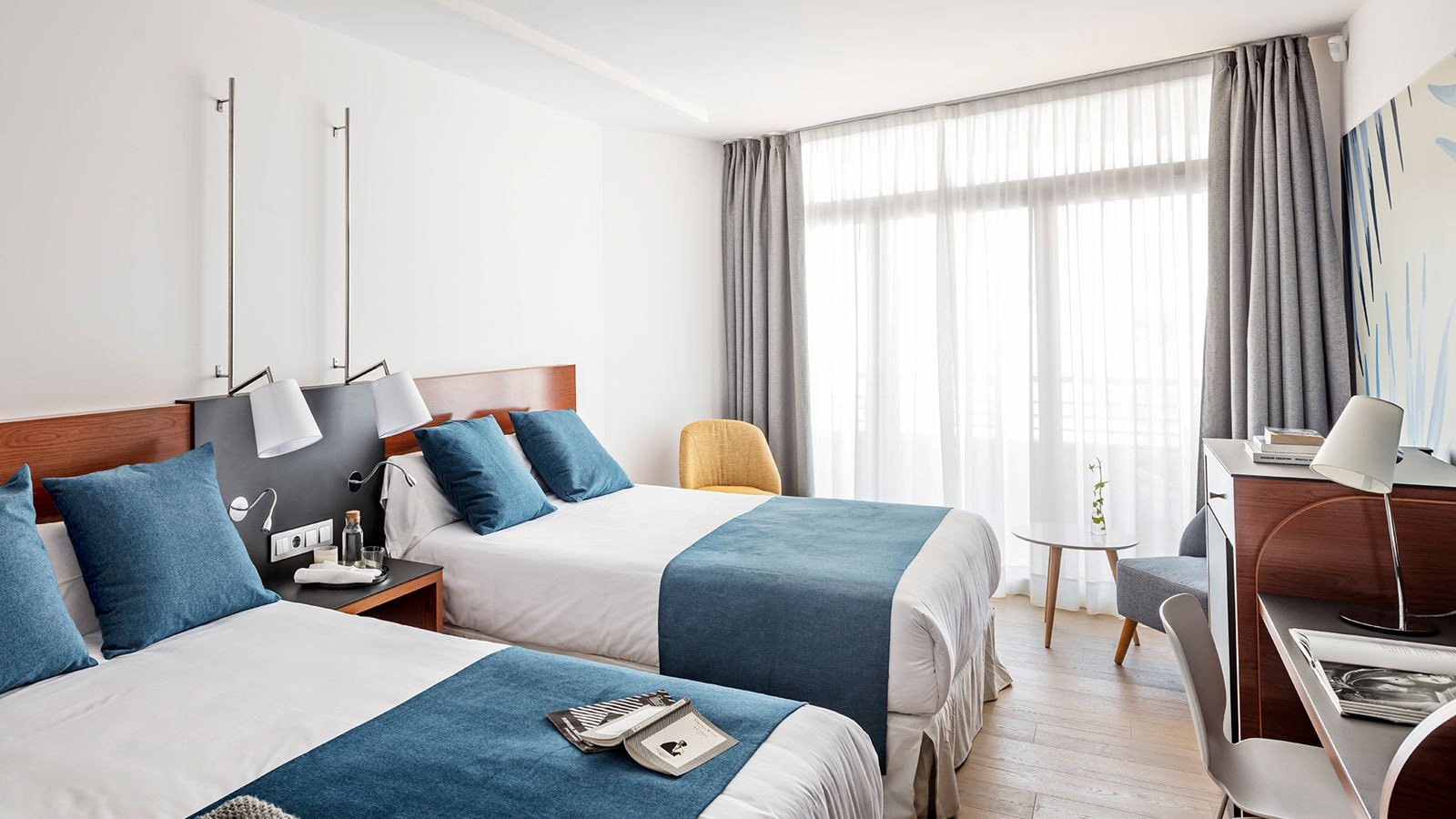 rooms-quadruple-standard-design-room-with-balcony