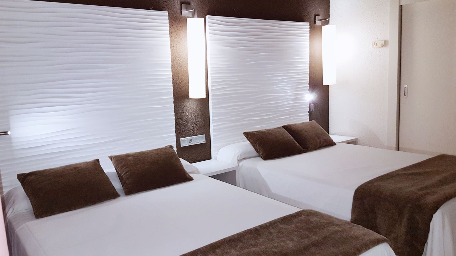 rooms-double-standard-room-poolview-balcony-or-terrace