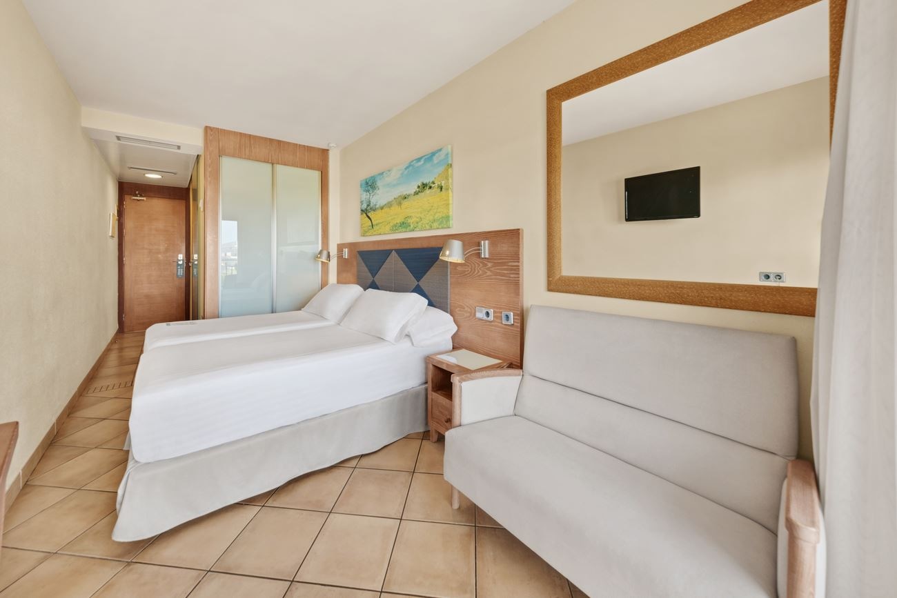 rooms-single-wchild-standard-room-balconyterrace