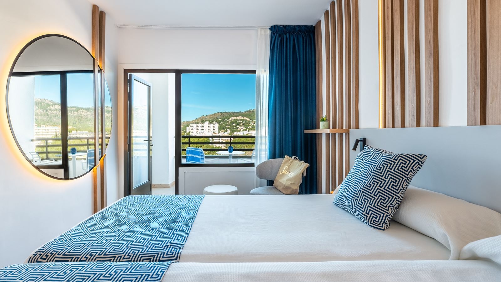 rooms-twin-lateral-sea-view-balcony