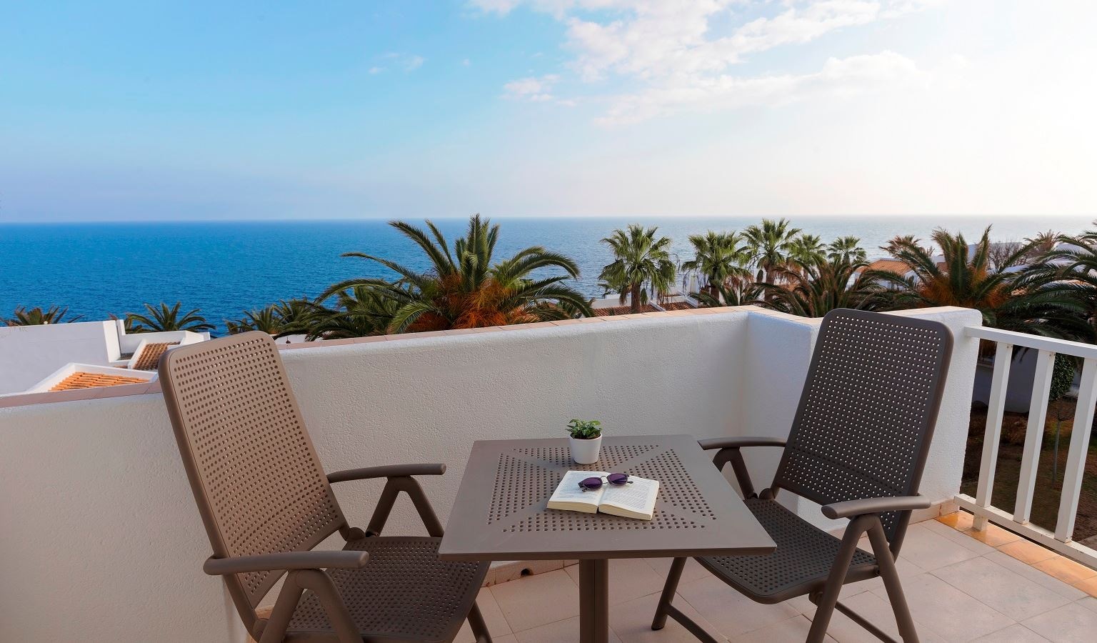 rooms-junior-suite-sea-view-balcony-or-terrace