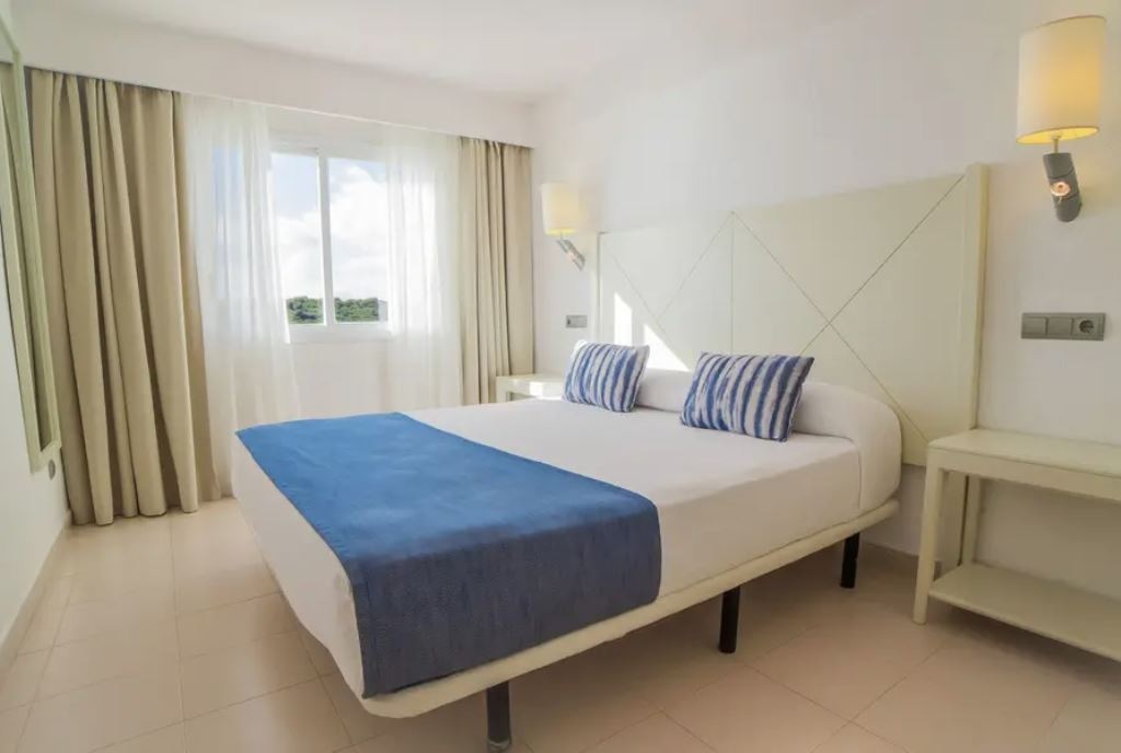 rooms-apartment-balcony-or-terrace