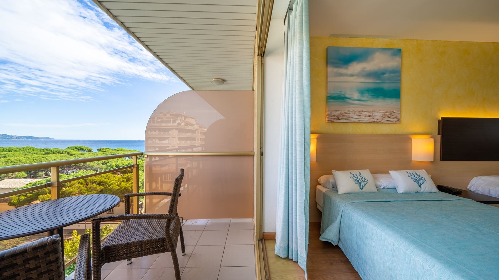 rooms-family-plus-lateral-sea-view-balcony-or-terrace