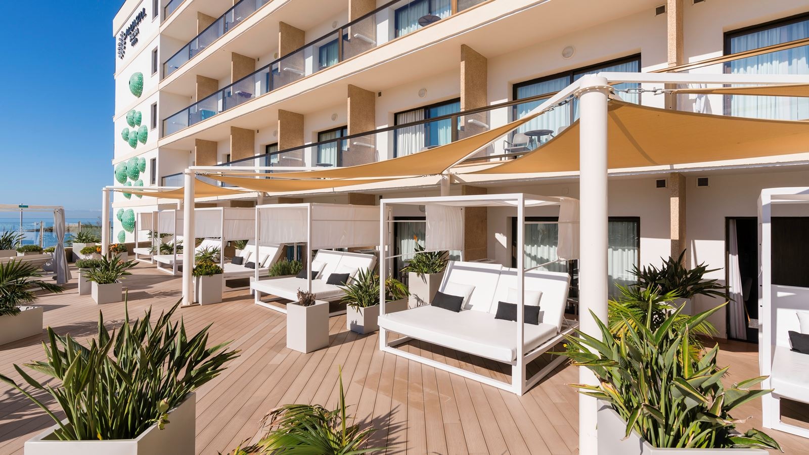 rooms-my-favorite-club-double-premium-with-bali-bed