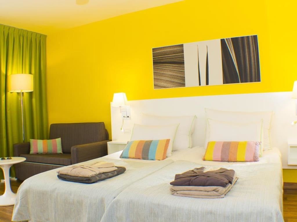 rooms-studio-pool-view