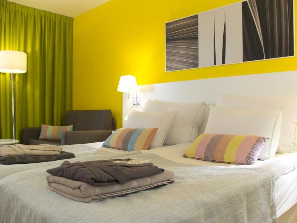 rooms-studio-pool-view