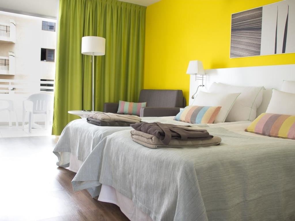 rooms-studio-pool-view