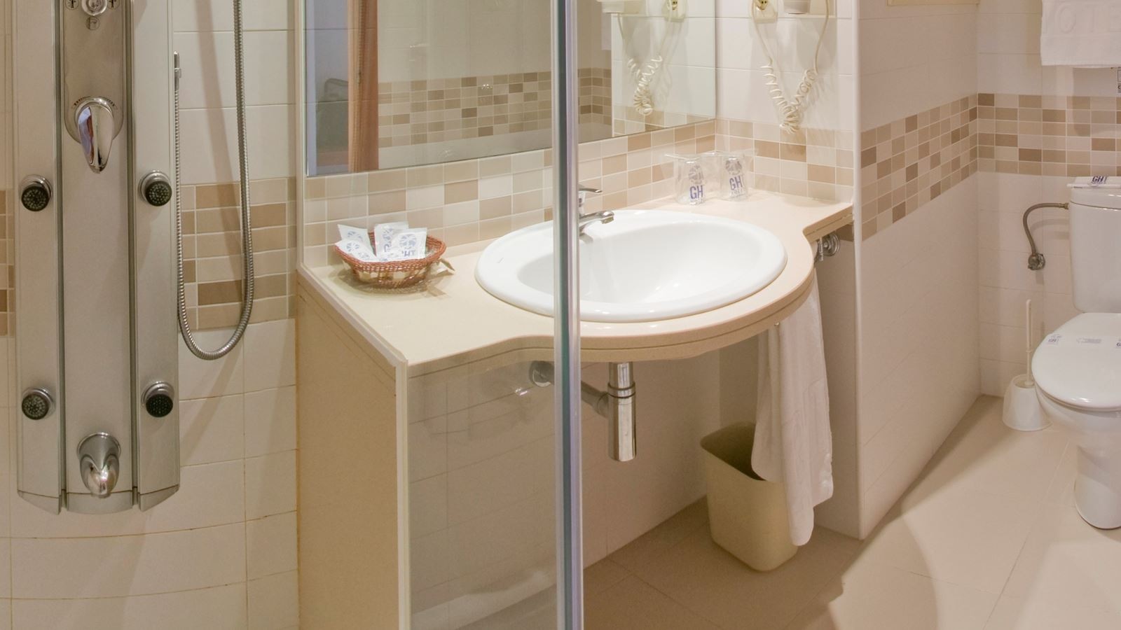 rooms-double-room-with-pool-view