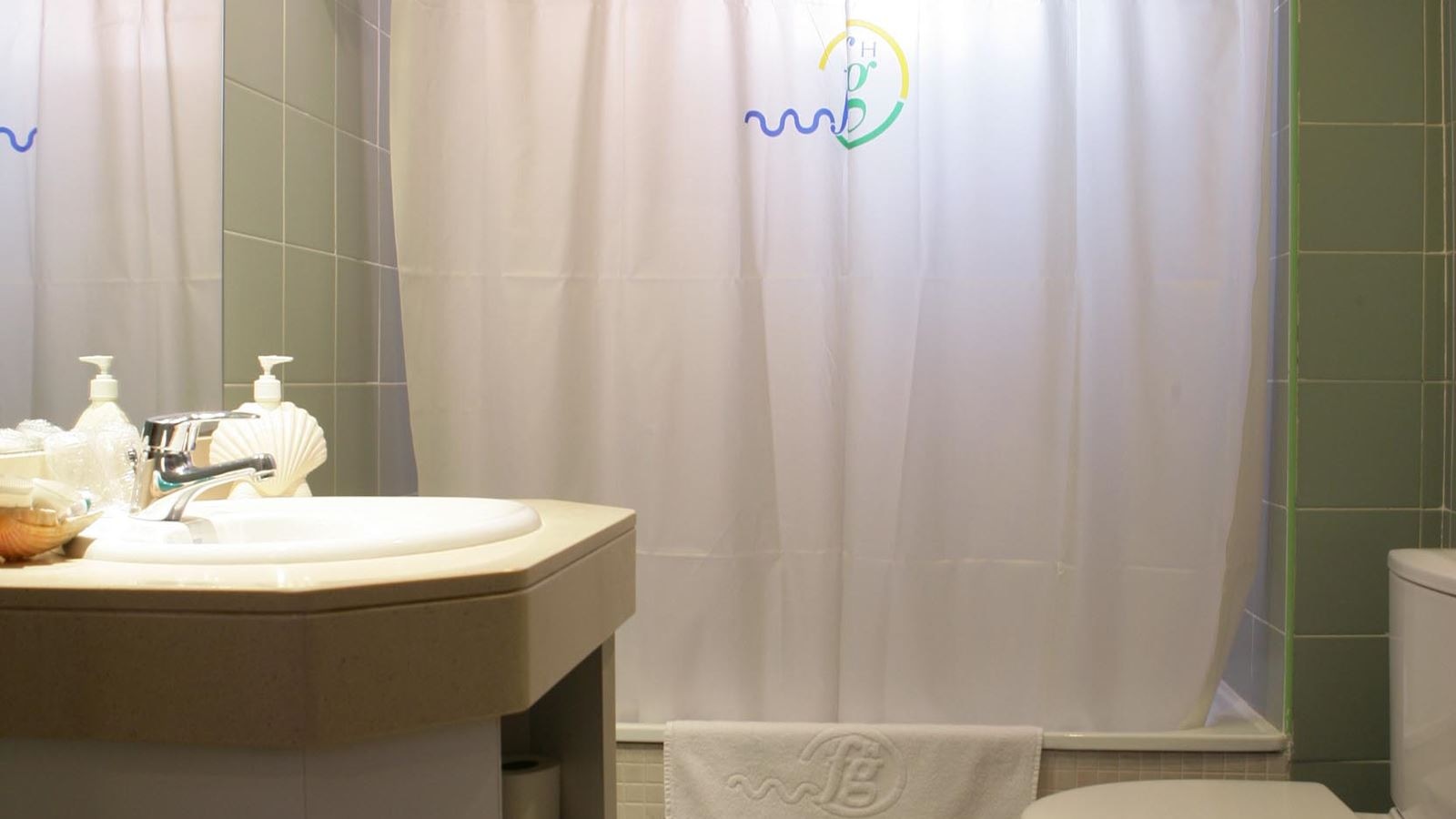 rooms-standard-room-pool-view