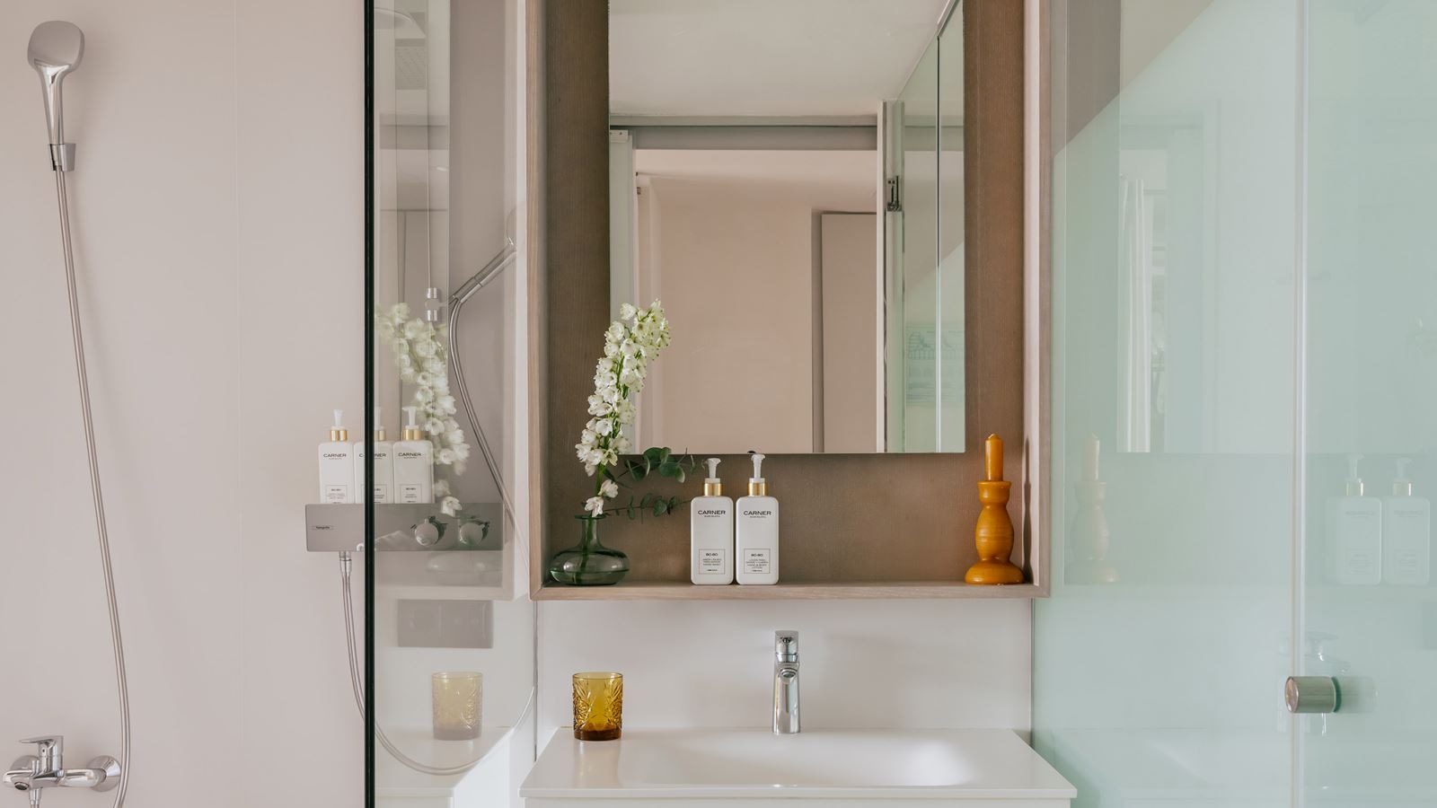 rooms-ebw--red-level-supreme-sea--cathedral-view