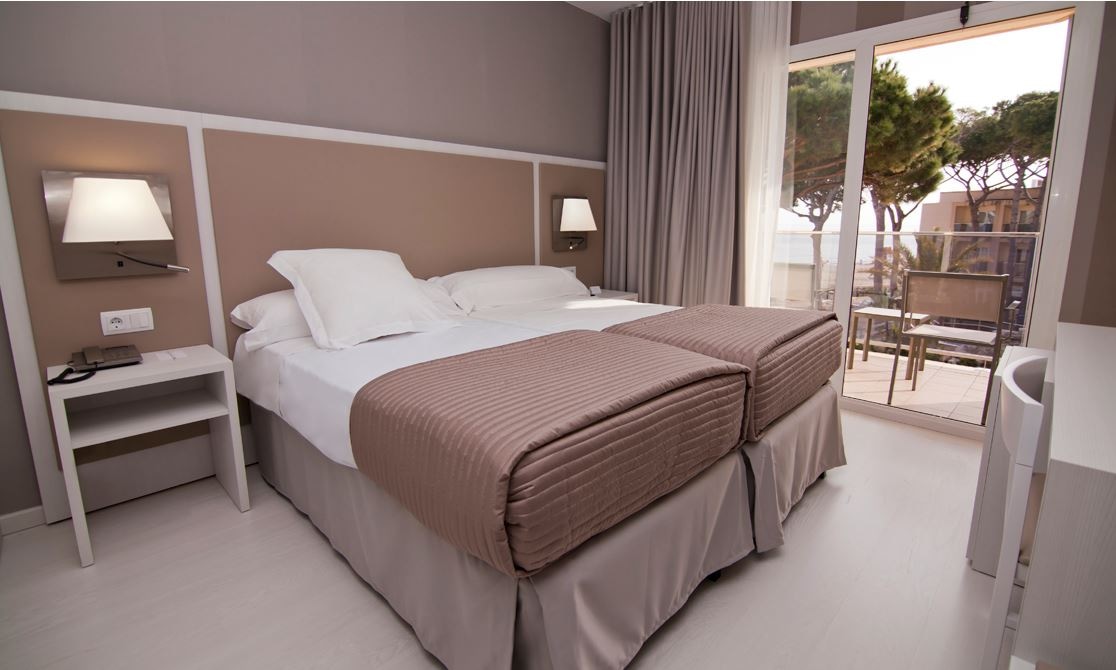 rooms-double-standard-room--balcony-or-terrace-seapool-view-single-use