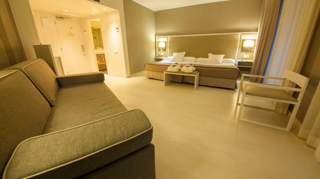 rooms-juniorsuite--balcony-or-terrace