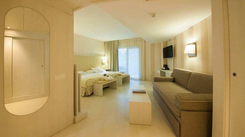 rooms-juniorsuite--balcony-or-terrace