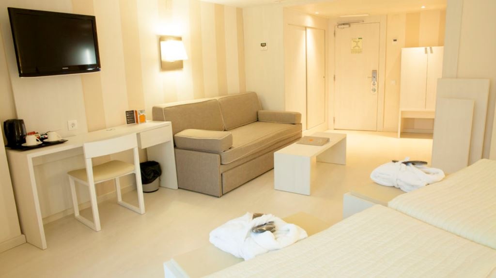 rooms-juniorsuite--balcony-or-terrace