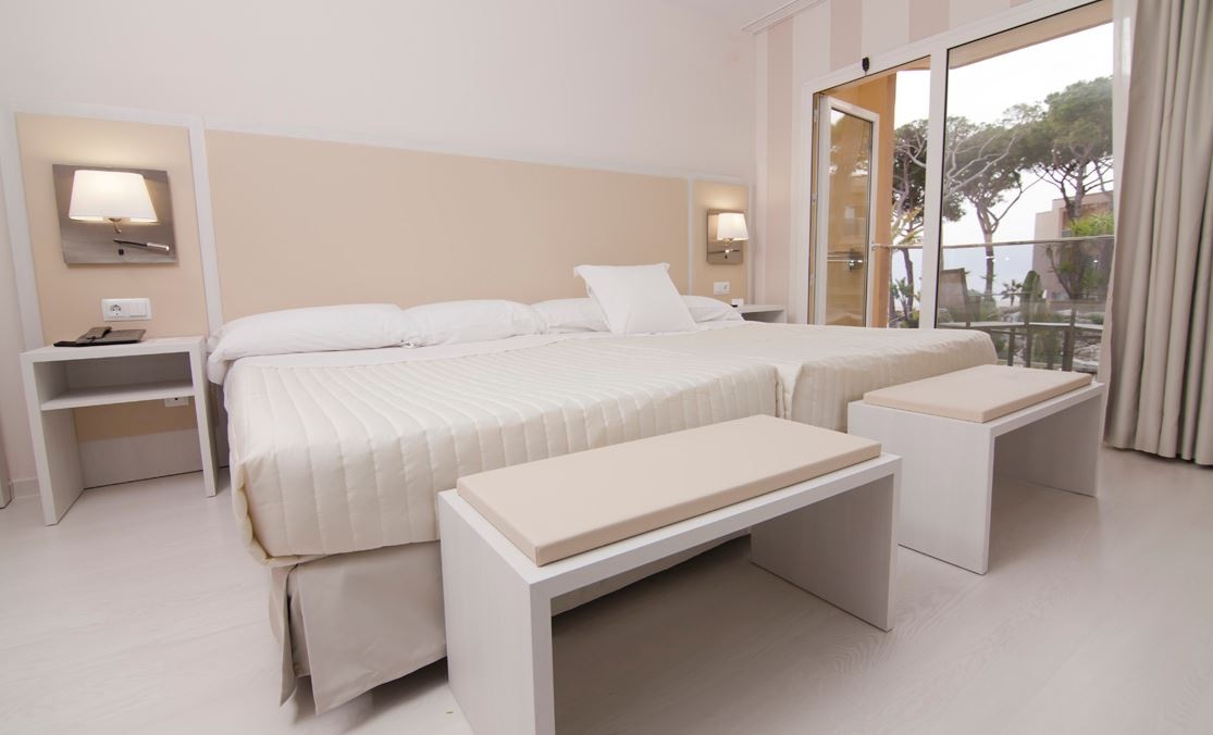 rooms-juniorsuite-seaview-balcony-or-terrace