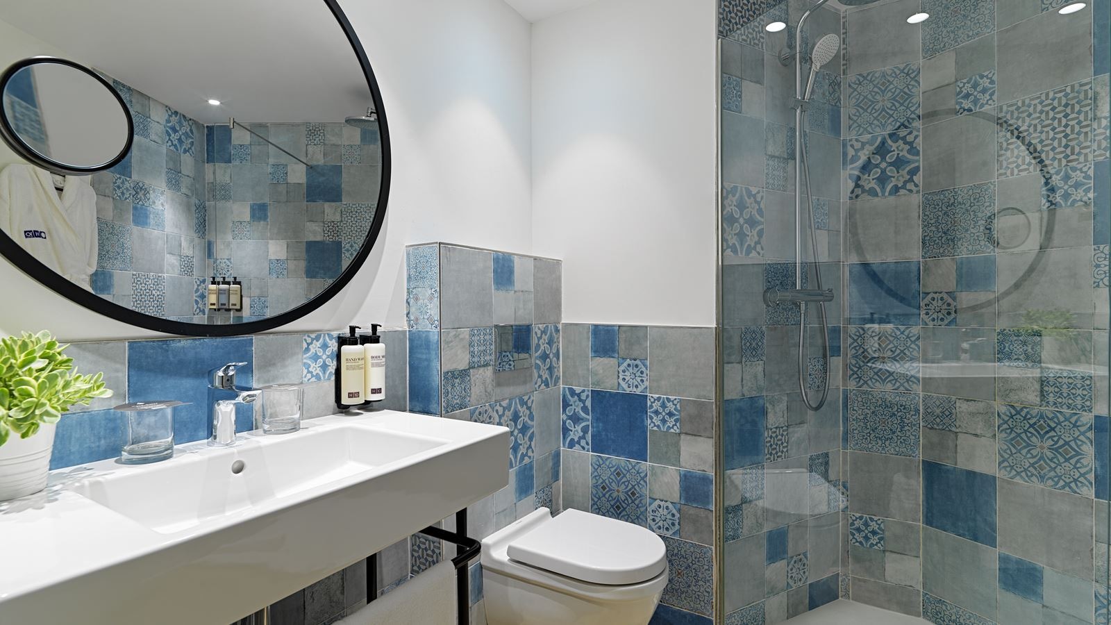 rooms-standard-pool-view-balcony-double