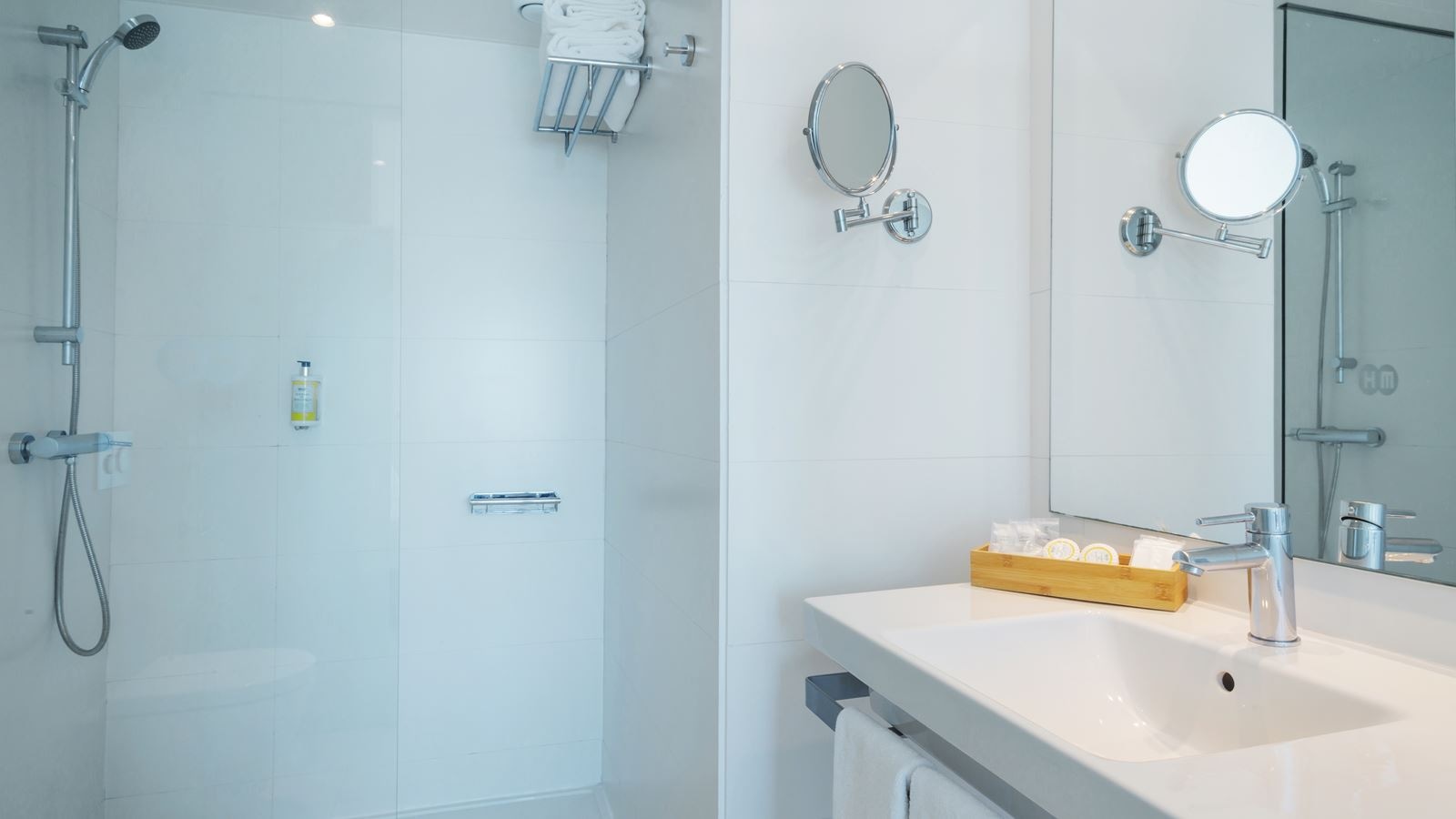 rooms-double-premium-swim-up-frontal-sea-view-balcony