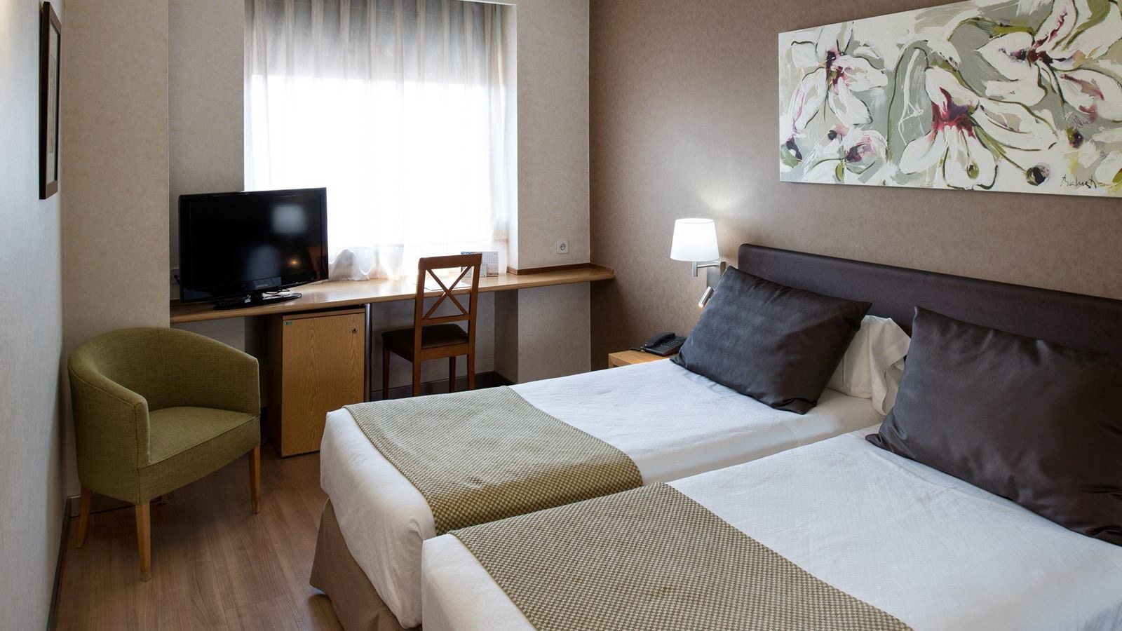 rooms-double-single-use-superior-king-bed