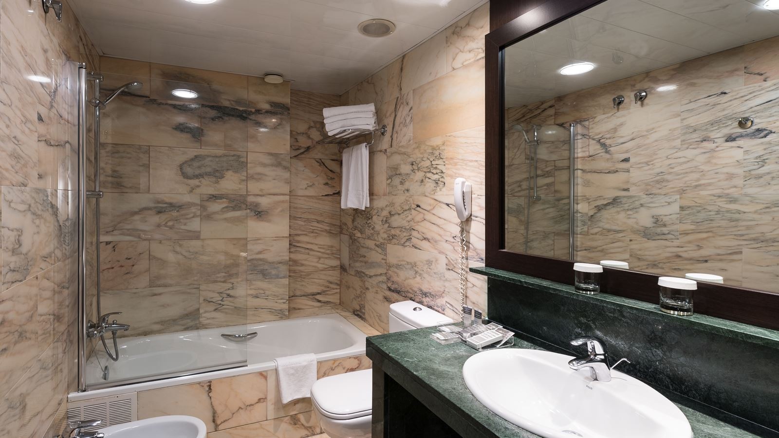 rooms-double-single-use-two-beds