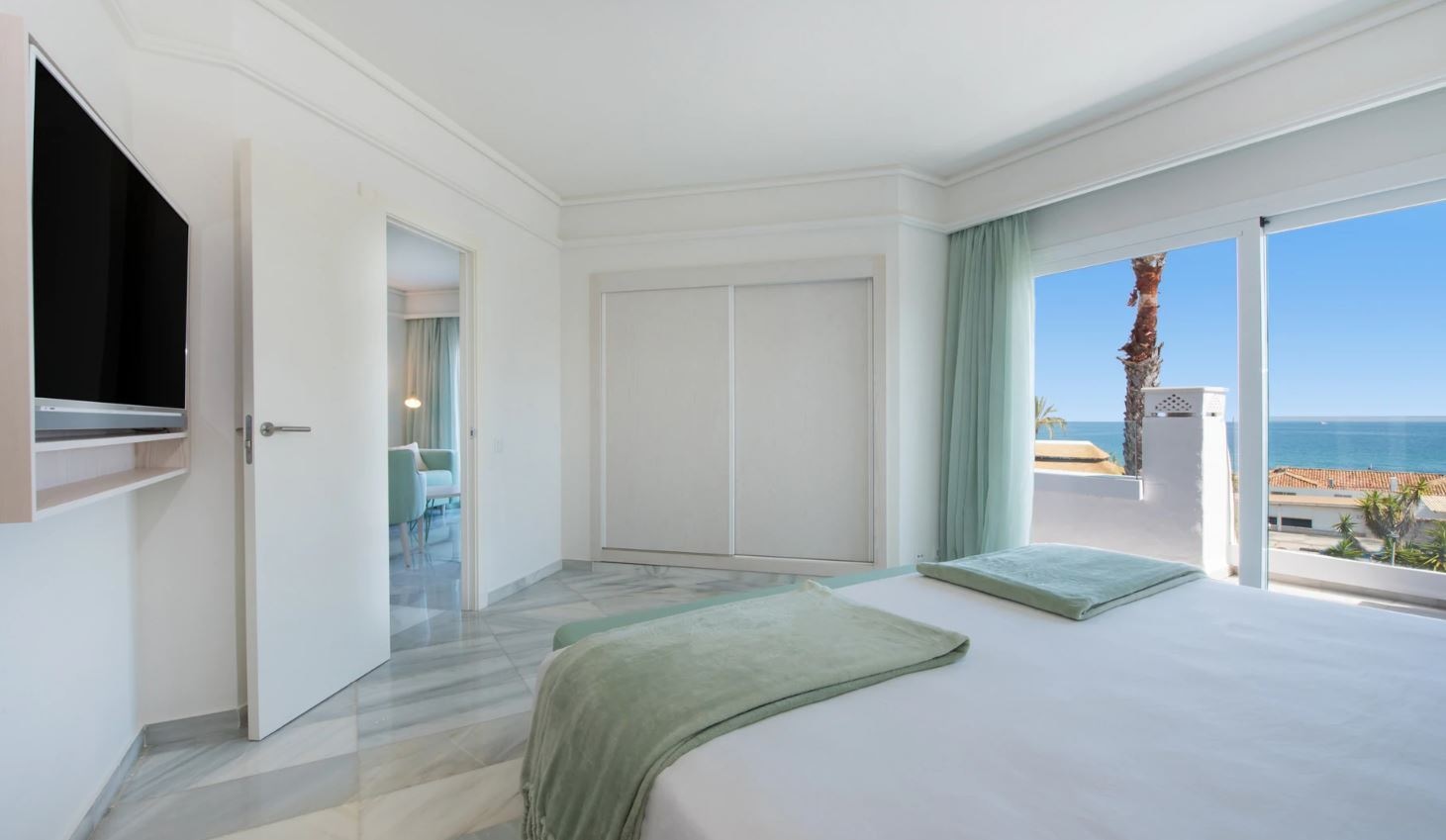 rooms-junior-suite-pool-view