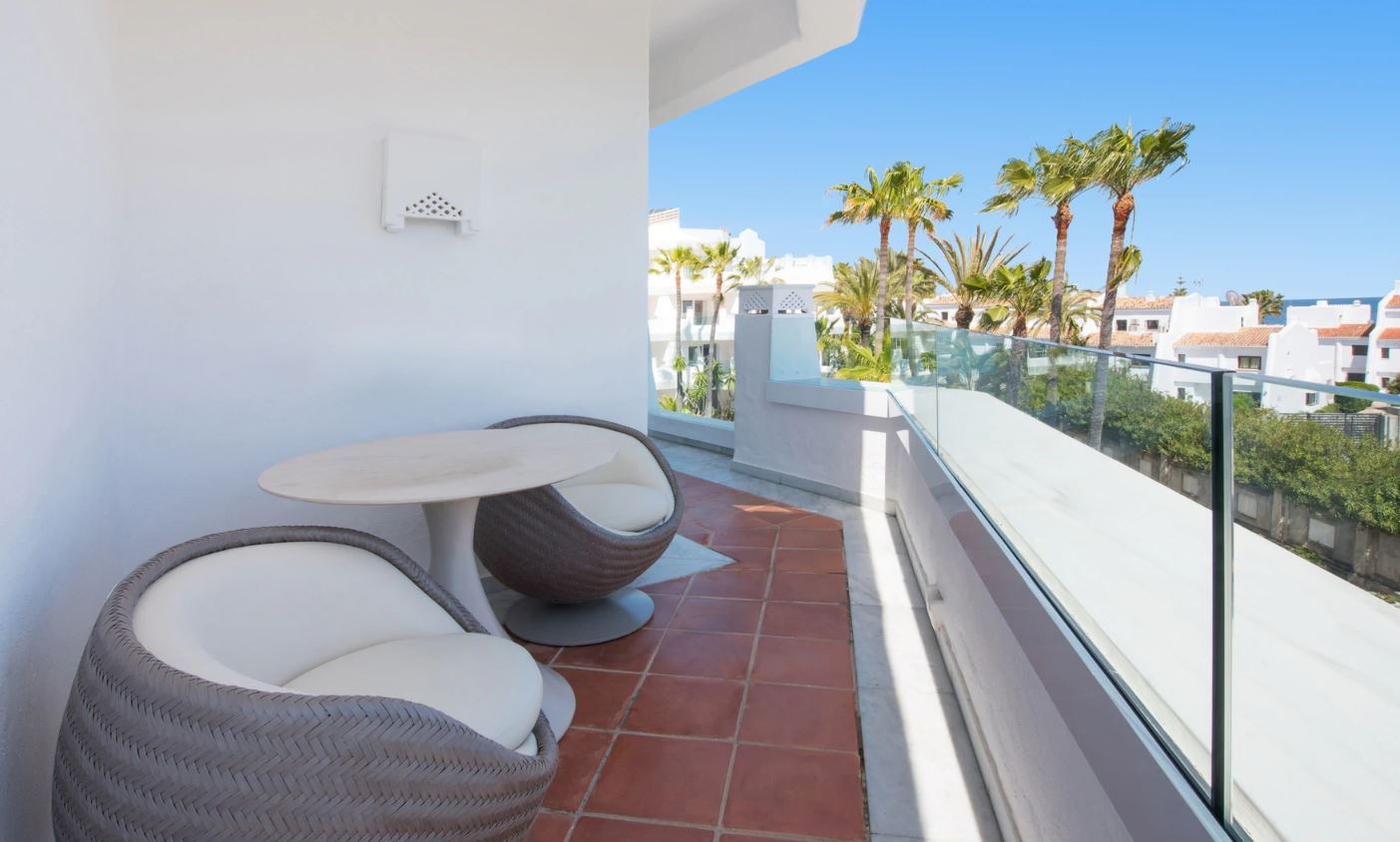 rooms-junior-suite-pool-view