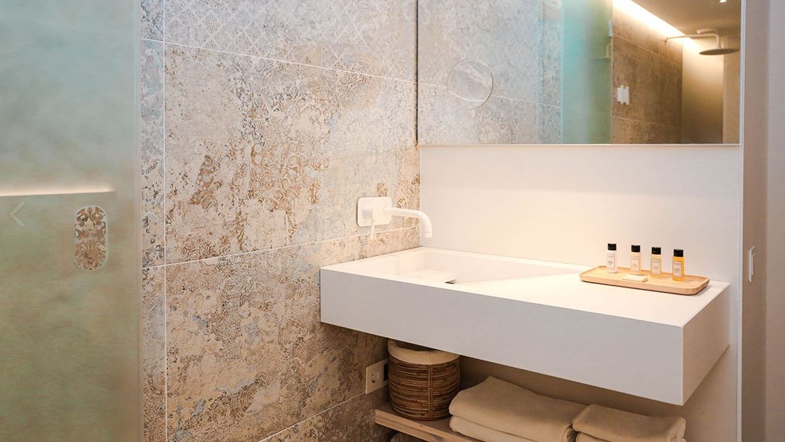 rooms-urban-room-balcony-or-terrace