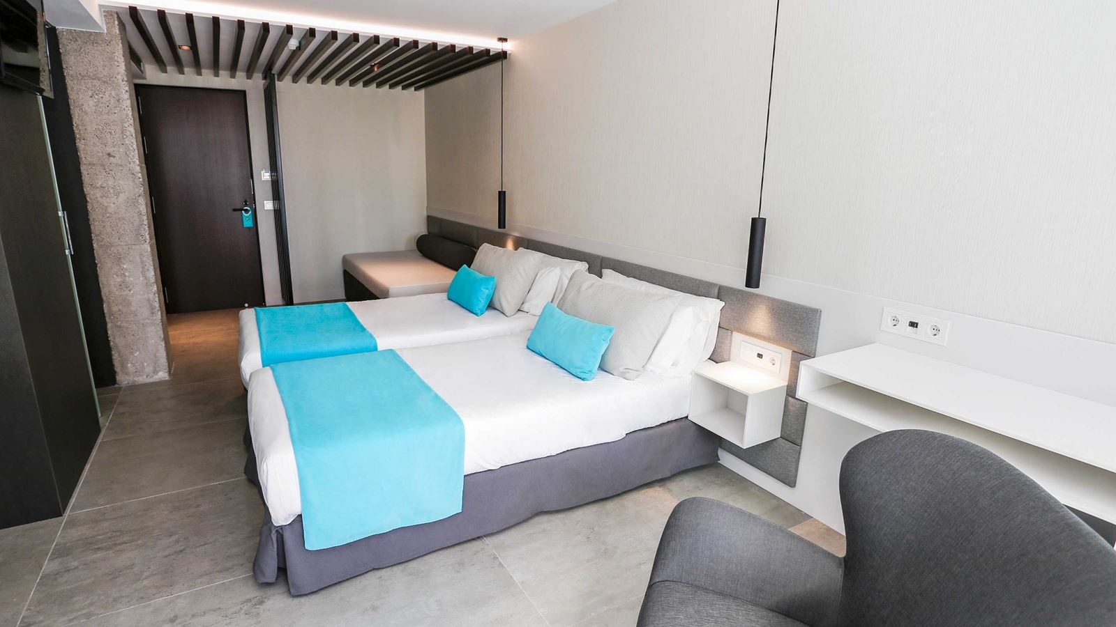 rooms-urban-room-pool-view-balcony-or-terrace