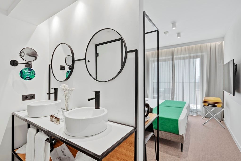 rooms-double-pool-view