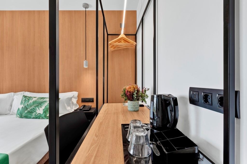 rooms-double-pool-view