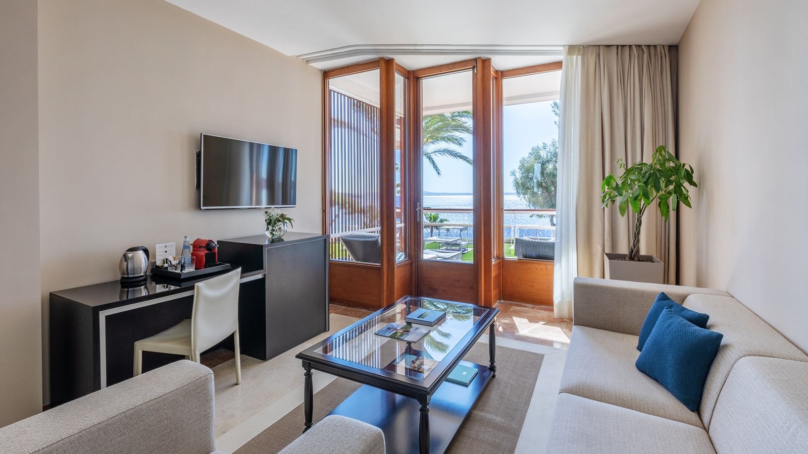 rooms-red-level-junior-suite-sea-view