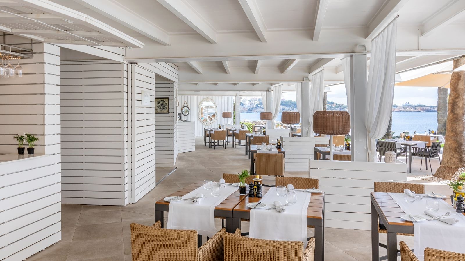 restaurants-bardot-summer-pool-restaurant