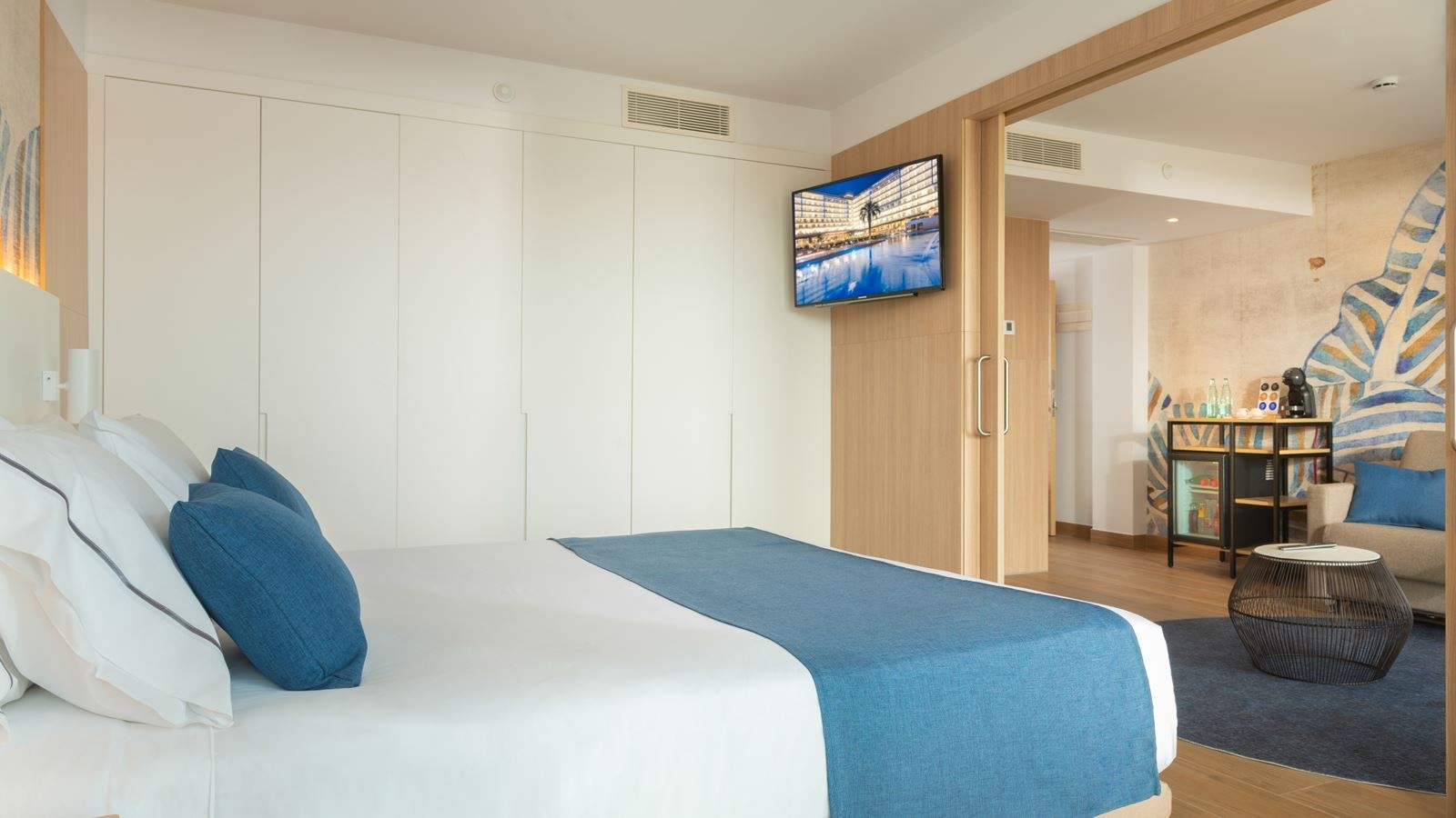 rooms-suite-family-room