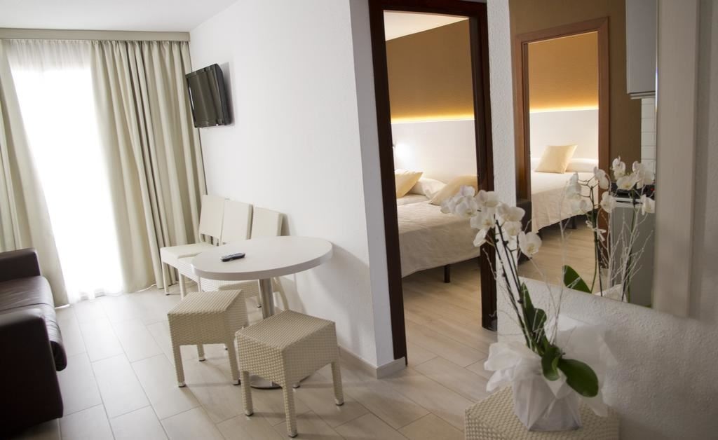 rooms-family-room-2-bedrooms-balcony-or-terrace