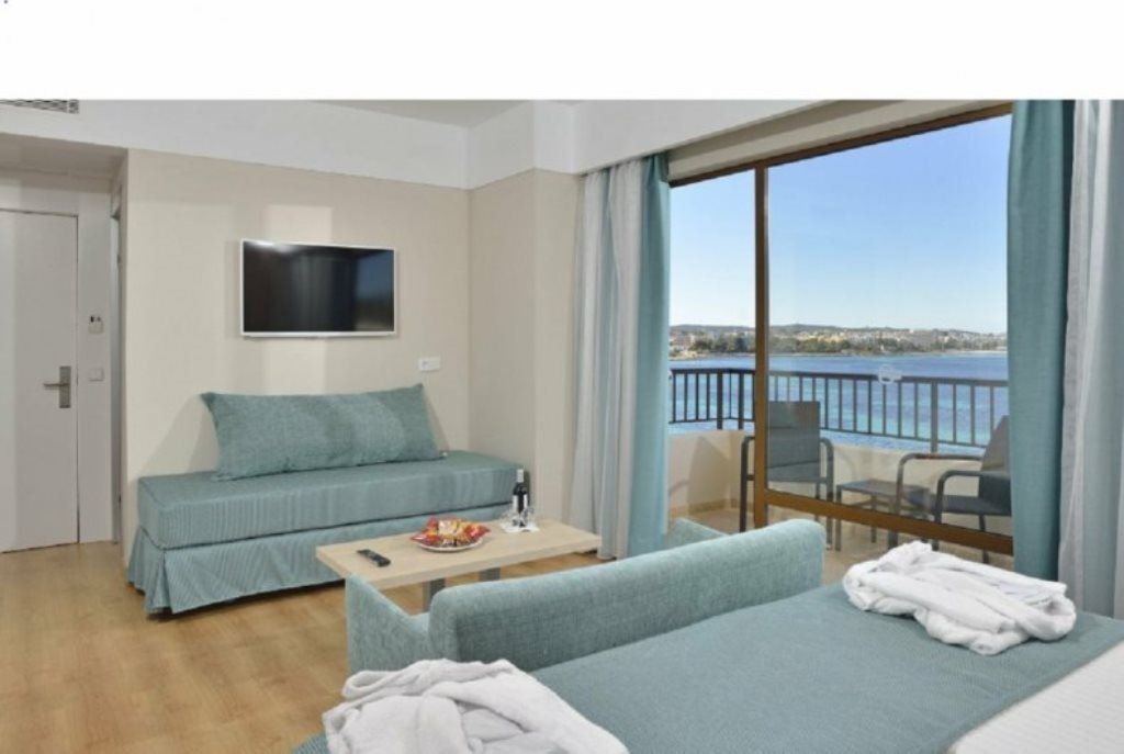 rooms-twin-room-premium-with-sea-view-balcony