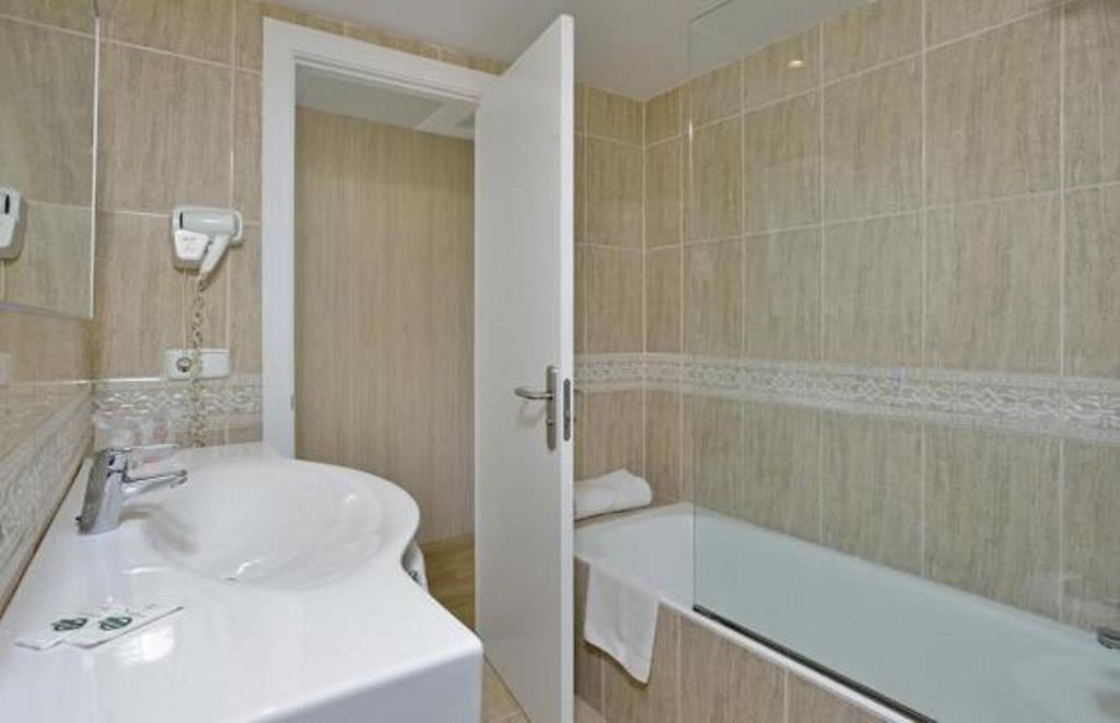 rooms-twin-room-premium-with-sea-view-balcony