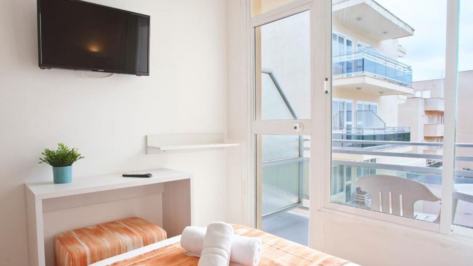 rooms-room-single-balcony-or-terrace