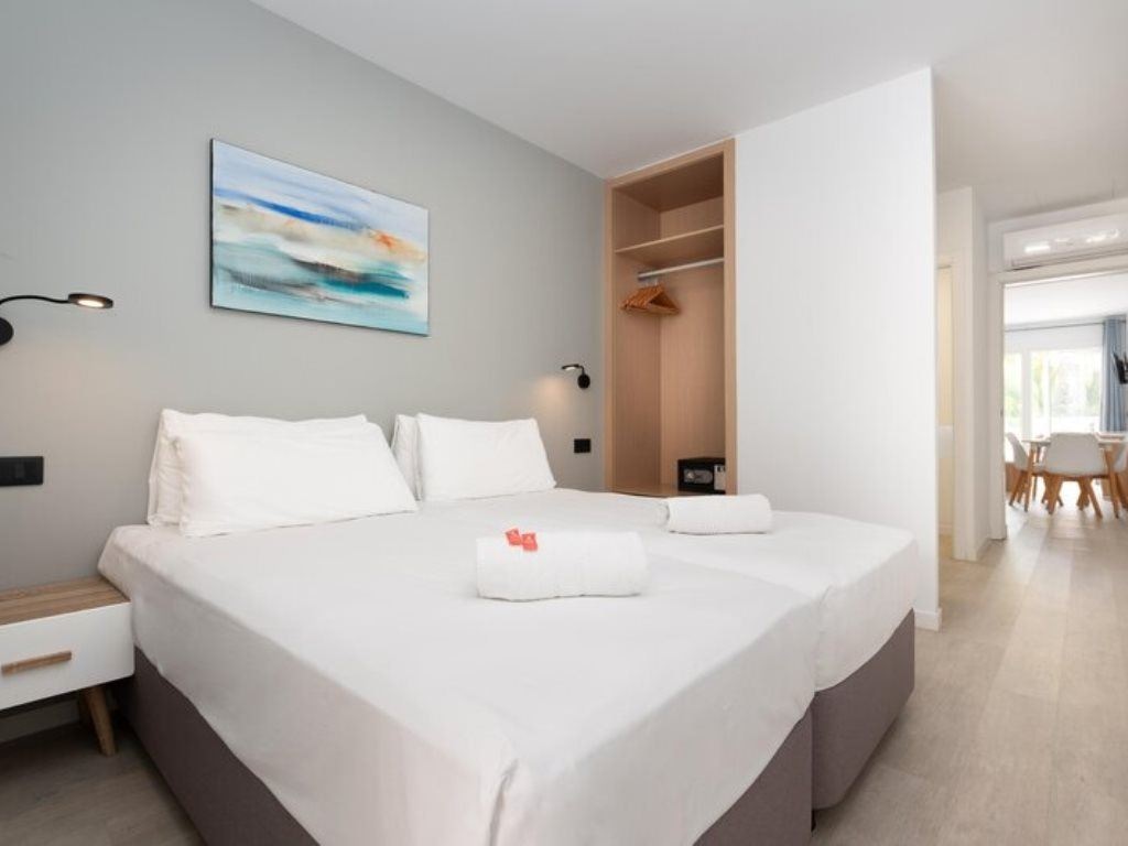 rooms-apartment-24-balcony-or-terrace