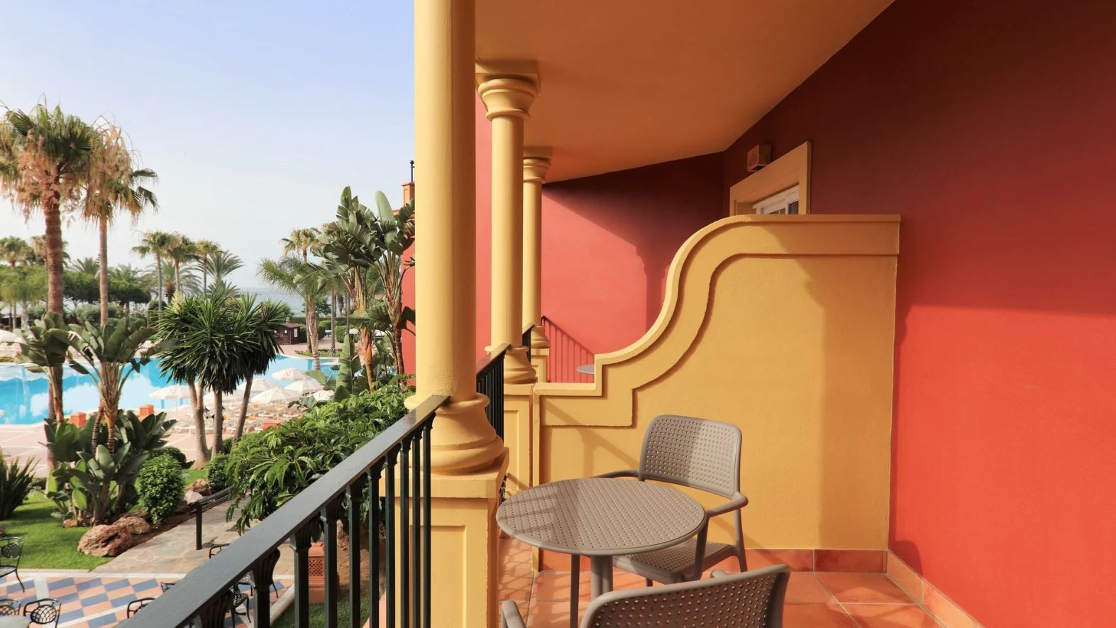 rooms-double-room-pool-view