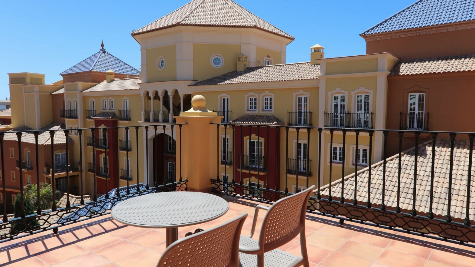 rooms-apt-1-bedroom-balcony-or-terrace