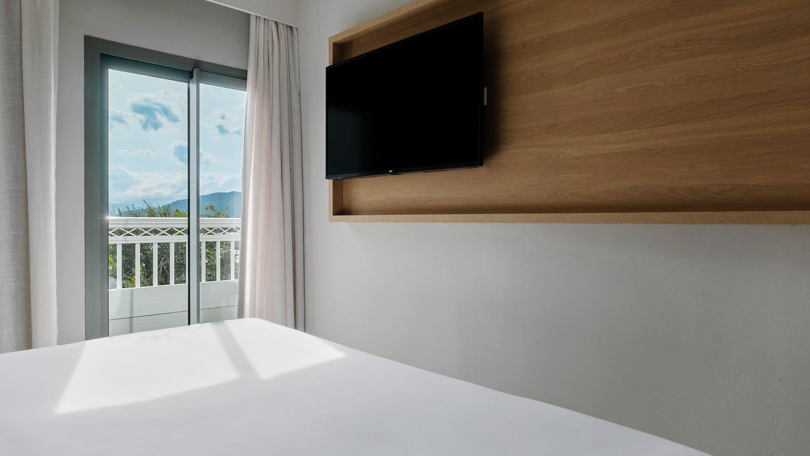 rooms-s2b-one-bedroom-suite-balcony-or-terrace