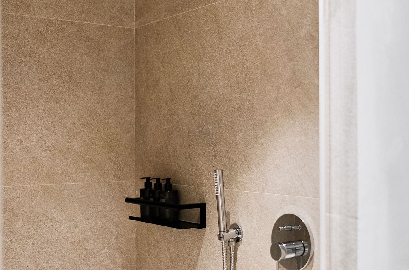 rooms-s2b-one-bedroom-suite-balcony-or-terrace